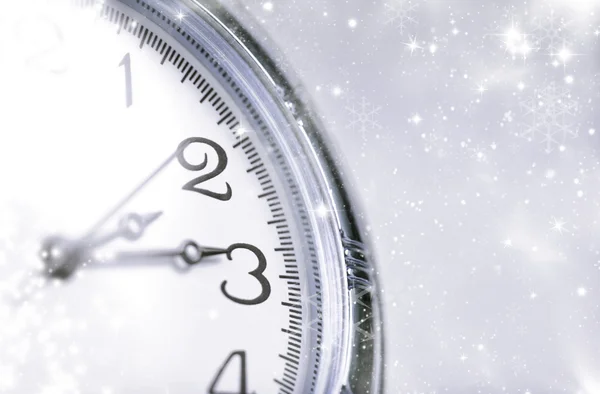 Ano Novo à meia-noite - Velho relógio e luzes de férias — Fotografia de Stock