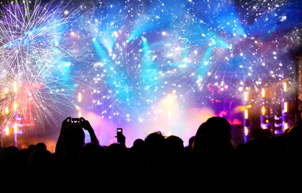 Crowd celebrating the New year with fireworks — Stock Photo, Image