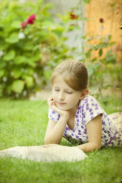 Chica leyendo libro en el parque — Foto de Stock