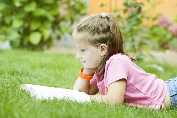 Meisje leesboek in park — Stockfoto