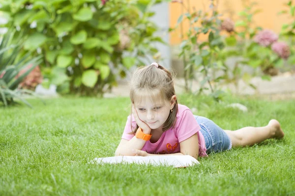 Dziewczyna czytania książki w parku — Zdjęcie stockowe