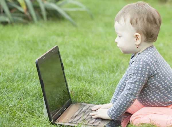 Linda niña usando el ordenador portátil — Foto de Stock