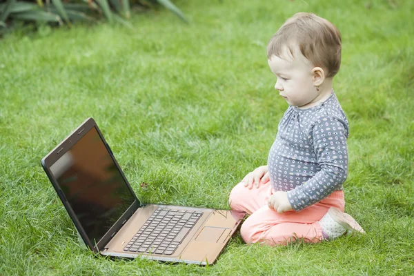 Carino bambino ragazza utilizzando il computer portatile — Foto Stock