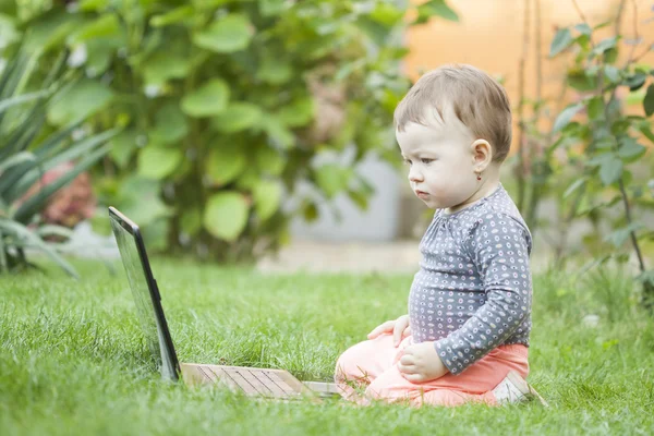 Carino bambino ragazza utilizzando il computer portatile — Foto Stock