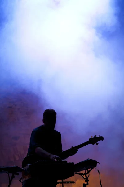 Gitarist op het podium — Stockfoto