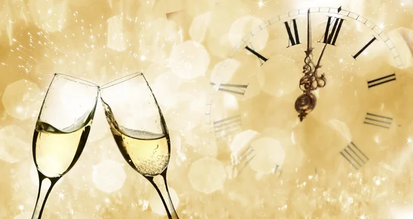 Glasses with champagne and clock close to midnight — Stock Photo, Image