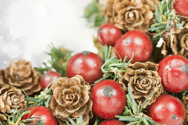 Christbaumschmuck und Weihnachtsbeleuchtung — Stockfoto