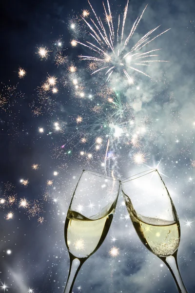 Glazen met champagne en klok dicht bij middernacht — Stockfoto