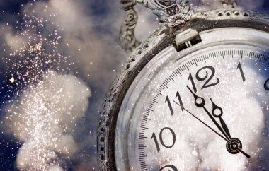 Yılbaşı gece yarısı - eski saat ve tatil ışıkları