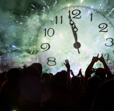 Saat gece yarısı ve yeni yıl için bekleyen kalabalık