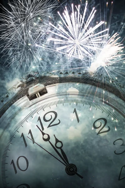 Neues Jahr um Mitternacht - alte Uhr und Urlaubsbeleuchtung — Stockfoto