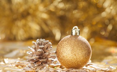  Altın Noel top ve koni ile Noel arka plan