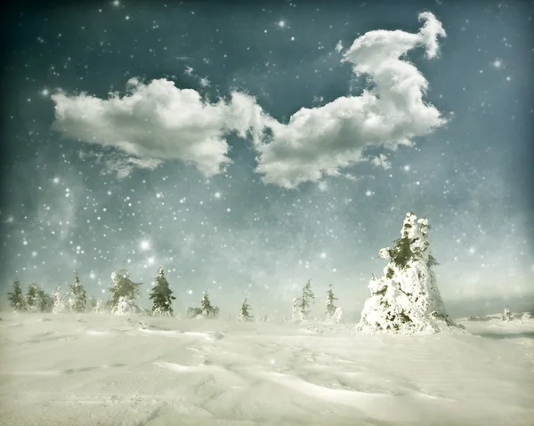 Zimní krajina pod sněhem zahrnuty kopce a modrá obloha — Stock fotografie