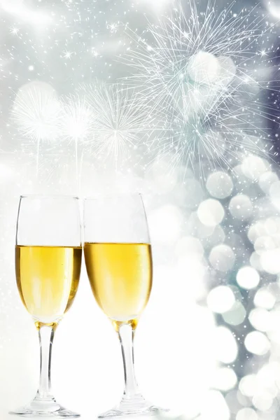 Dvě sklenice s šampaňským proti ohňostroj — Stock fotografie