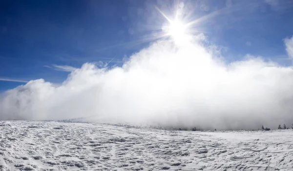 Paysage hivernal avec colline enneigée et ciel bleu — Photo
