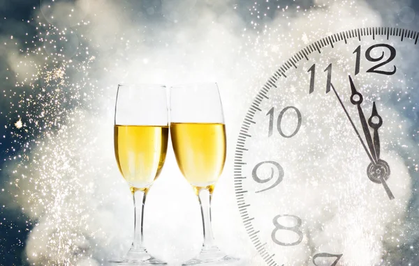 Lunettes avec champagne et horloge vers minuit — Photo