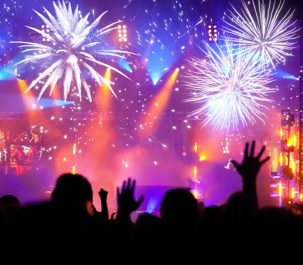 Menigte vieren het nieuwe jaar met vuurwerk — Stockfoto