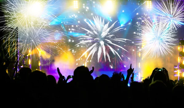 Crowd celebrating the New year with fireworks — Stock Photo, Image