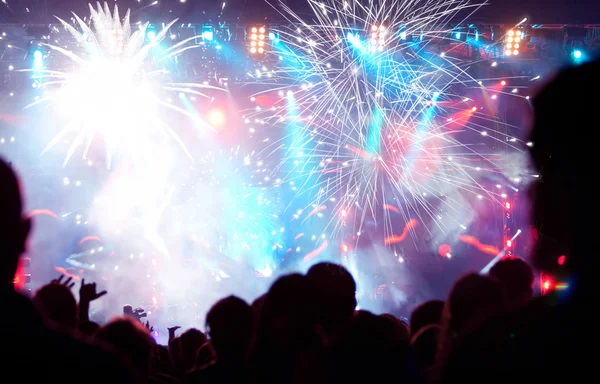 Multitud celebrando el Año Nuevo con fuegos artificiales — Foto de Stock