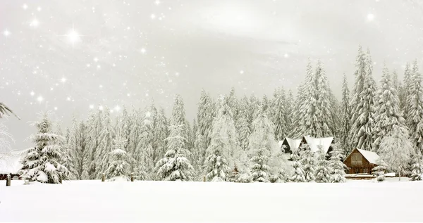 Зимний пейзаж с горным коттеджем — стоковое фото