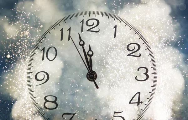 자정-오래 된 시계 및 휴일 조명에서 새 해 — 스톡 사진