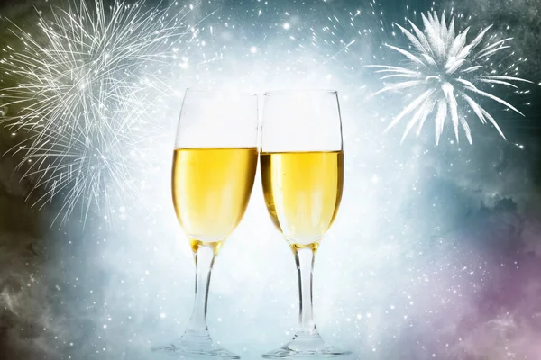 Copos com champanhe contra fogos de artifício — Fotografia de Stock