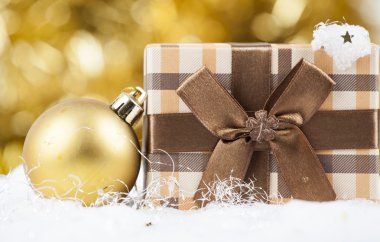 Kar, Noel top ve hediye kutusu