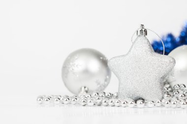 Gümüş süslemeleri ile Noel arka plan