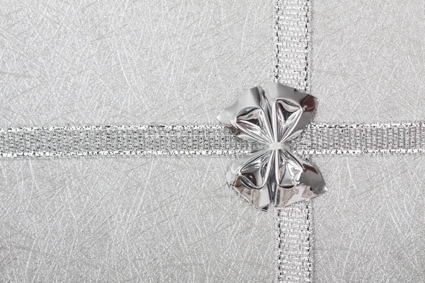 Confezione regalo in argento con nastro — Foto Stock