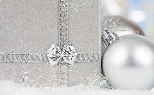 Christmas ball and gift box — Stock Photo, Image