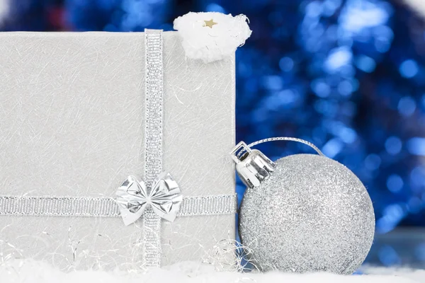 Christmas silver ball och gift box — Stockfoto