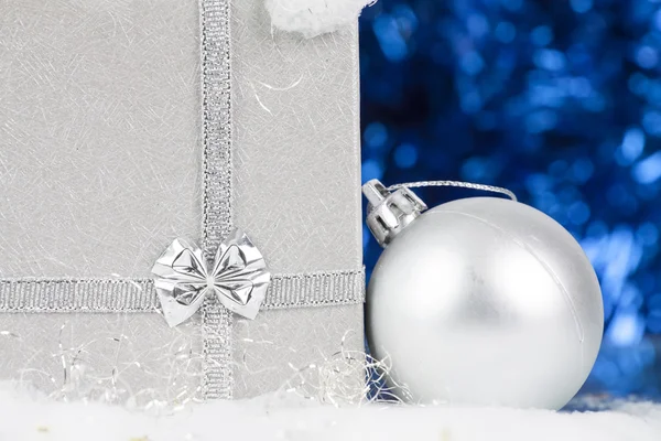Bola de plata de Navidad y caja de regalo — Foto de Stock