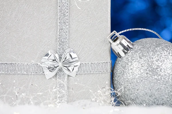 Vánoční stříbrné koule a dárkové krabice — Stock fotografie
