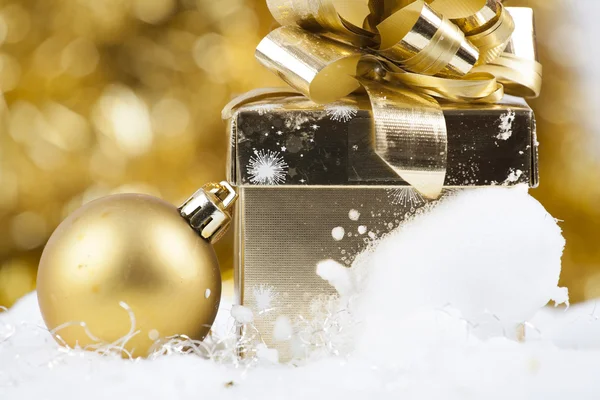 Sníh, vánoční koule a dárkové krabice — Stock fotografie
