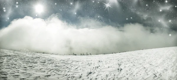 Vinterlandskap med snö täckte hill och blå himmel — Stockfoto