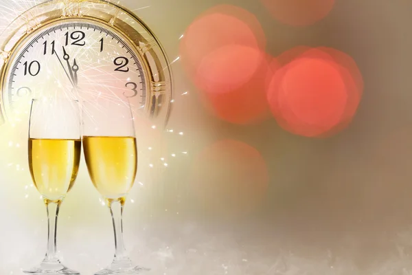 Capodanno a mezzanotte - Vecchio orologio e luci festive — Foto Stock