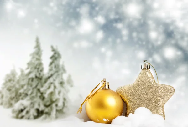 雪の中のクリスマスの装飾 — ストック写真