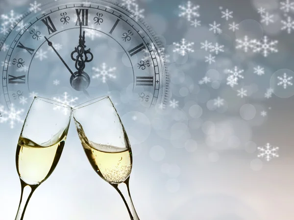 Nový rok na půlnoční - staré hodiny a svátek světel — Stock fotografie