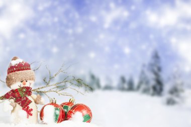 Noel süslemeleri kar önünde