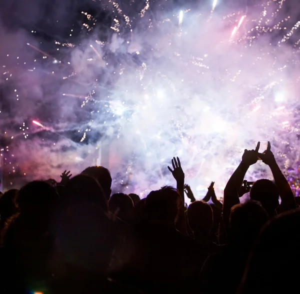 Fuegos artificiales y multitud — Foto de Stock