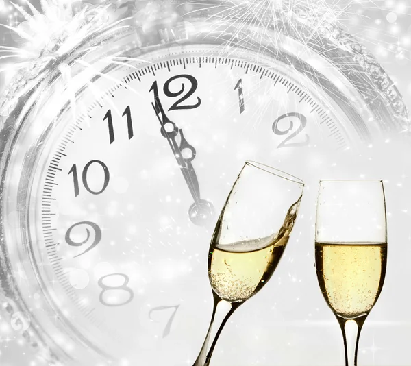 Brýle s šampaňským a hodiny — Stock fotografie