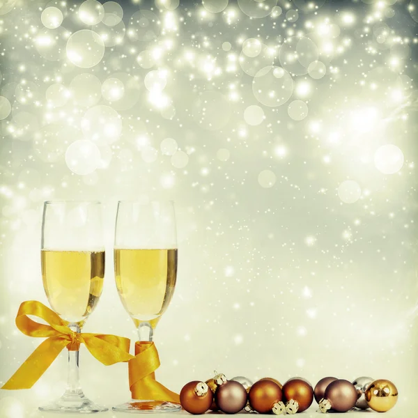 Gläser mit Champagner und Weihnachtsdekoration — Stockfoto