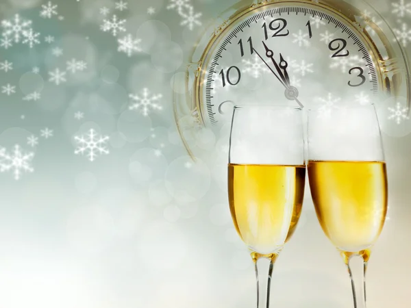 Glasses with champagne and clock — Stock Photo, Image