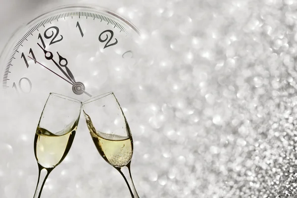 Bicchieri con champagne e orologio — Foto Stock