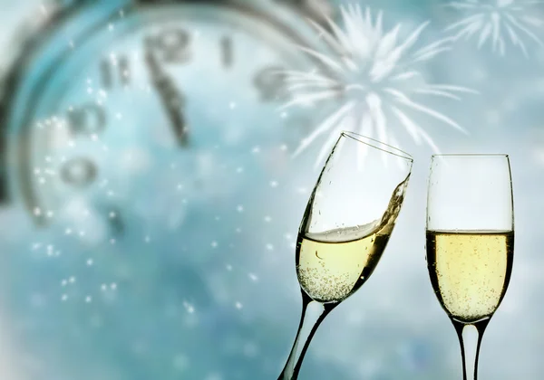 Glasses with champagne and clock — Stock Photo, Image