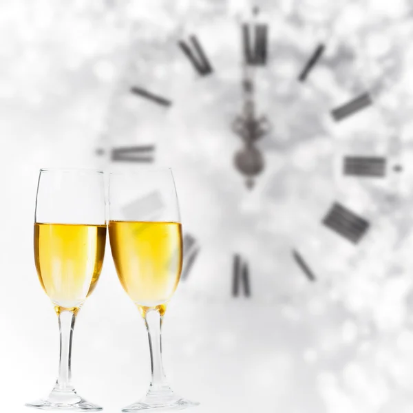 Glasses with champagne and clock — Stock Photo, Image