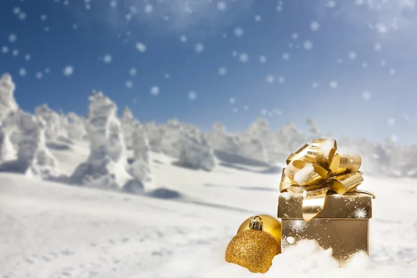 Jul dekorationer och presentask — Stockfoto