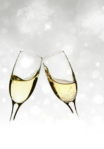 Bicchieri di champagne contro le luci delle vacanze — Foto Stock