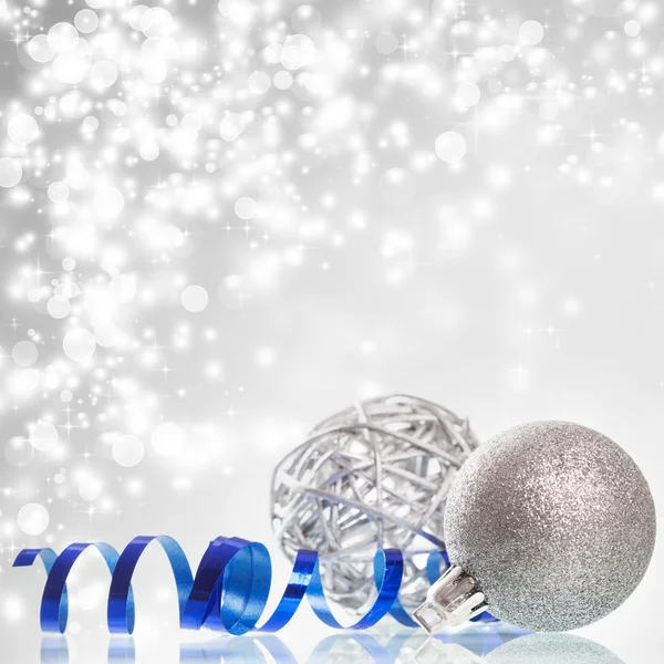 クリスマス ボールと銀のクリスマス背景 — ストック写真