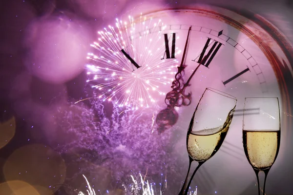 Lunettes avec champagne et horloge vers minuit — Photo